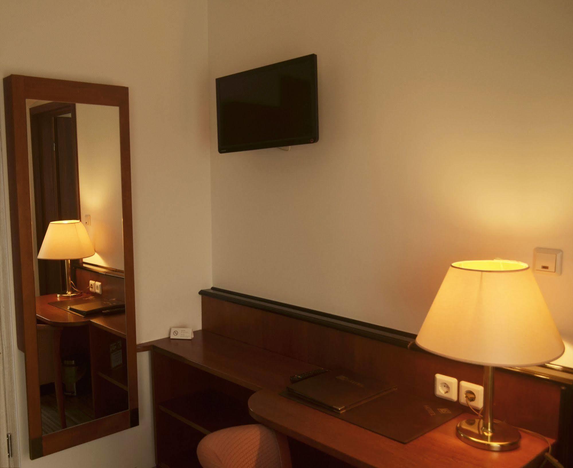 As Hotel Göttingen Kültér fotó