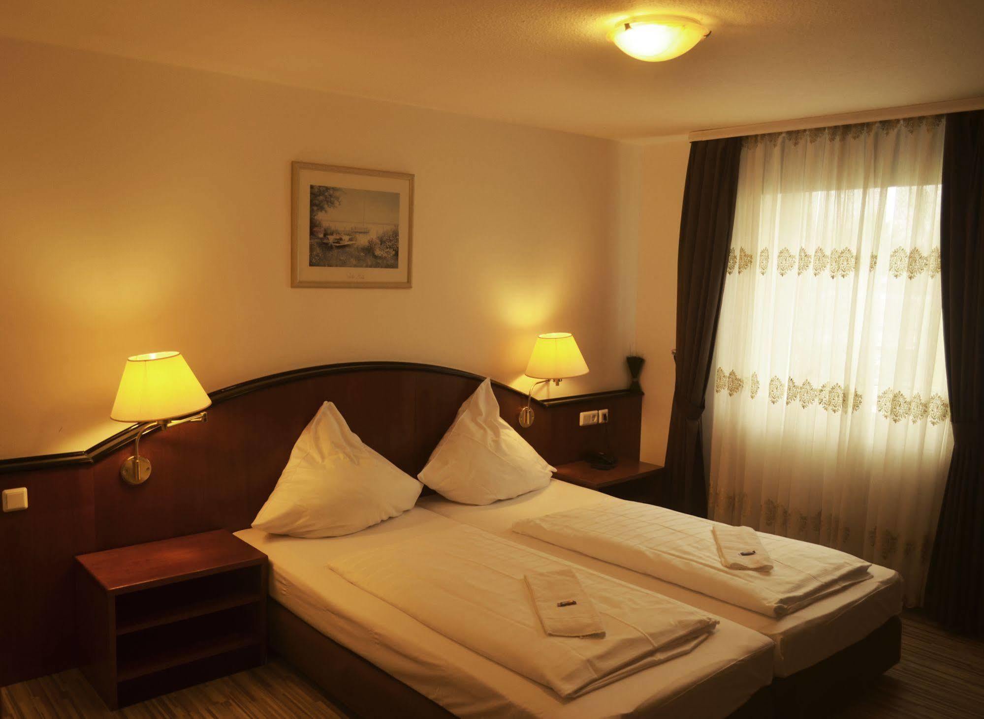 As Hotel Göttingen Kültér fotó