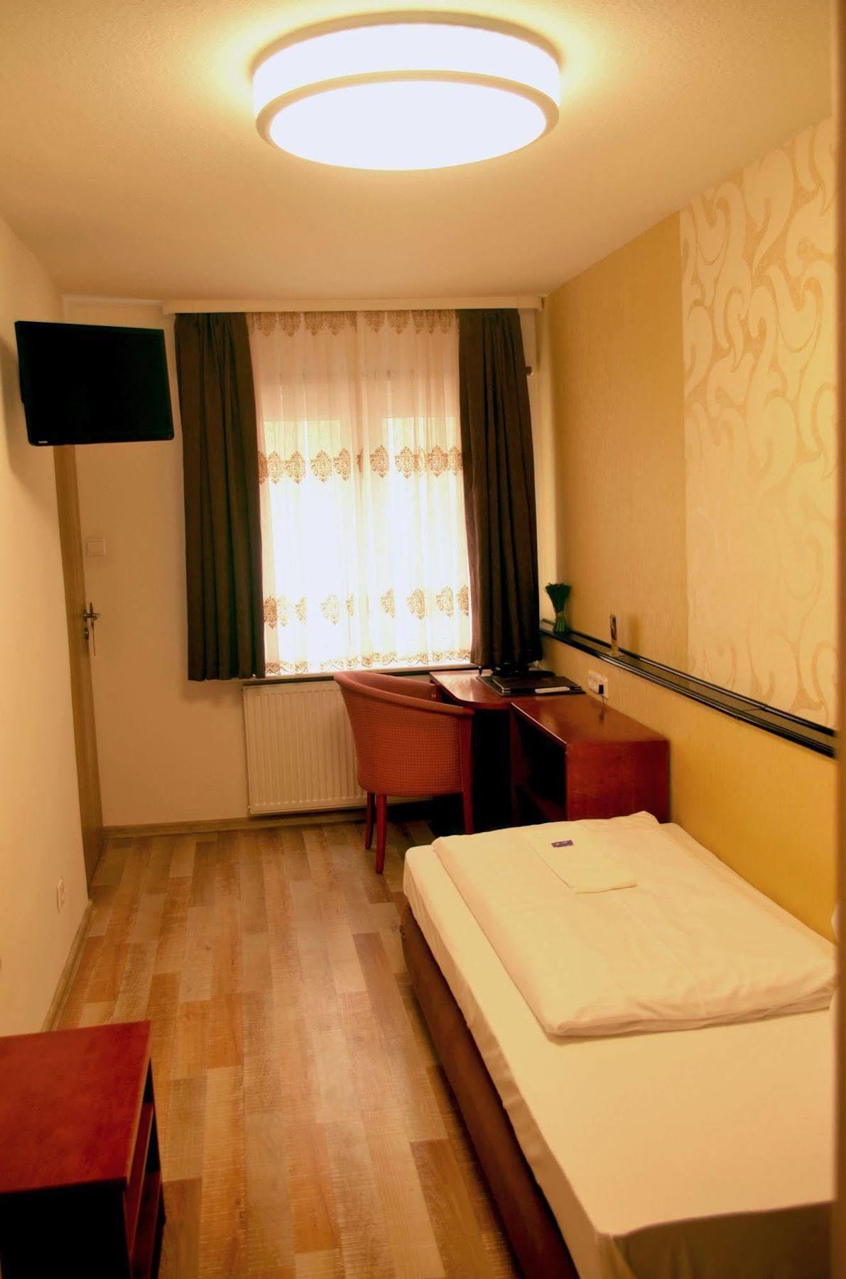 As Hotel Göttingen Kültér fotó