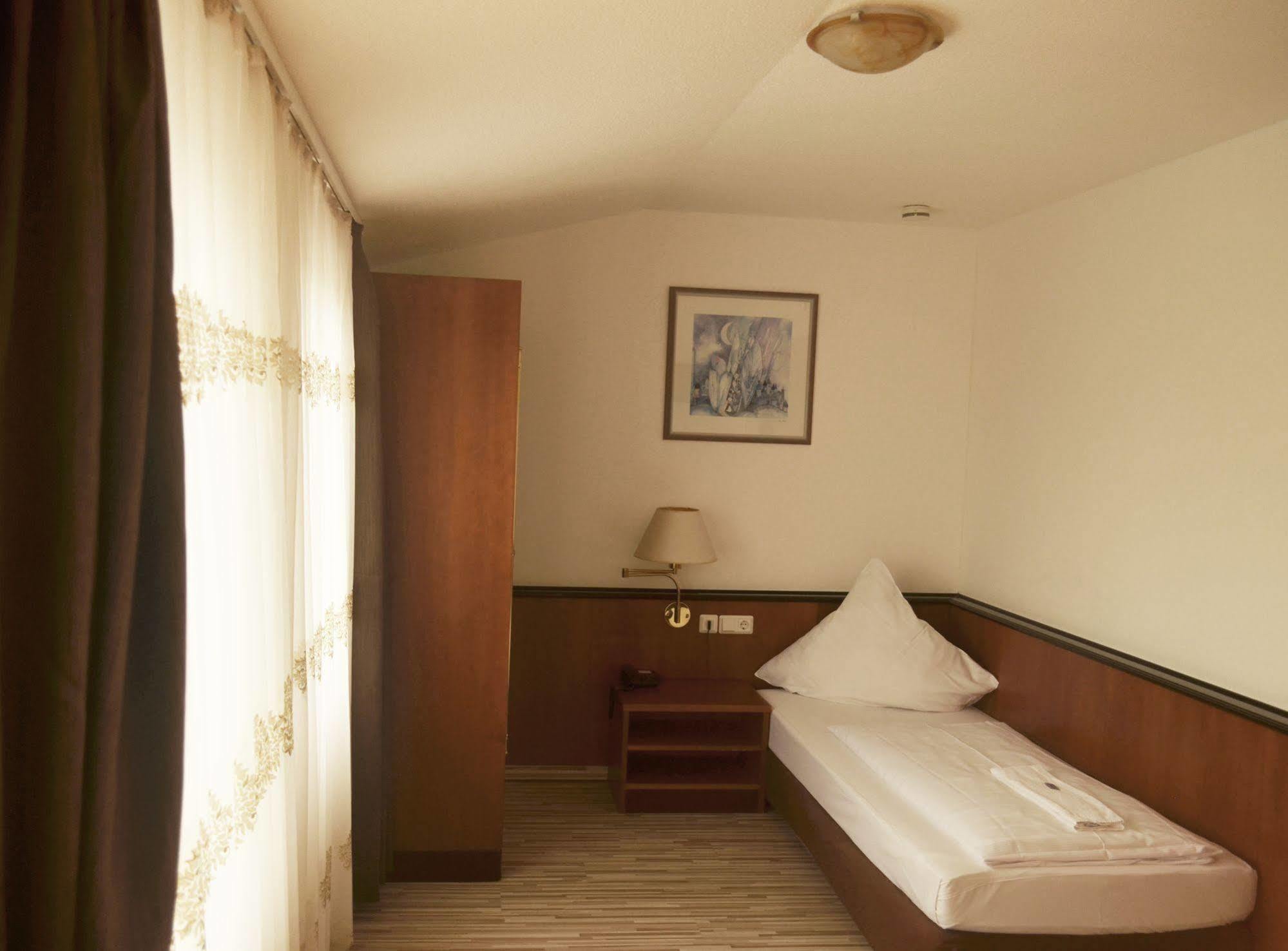 As Hotel Göttingen Kültér fotó